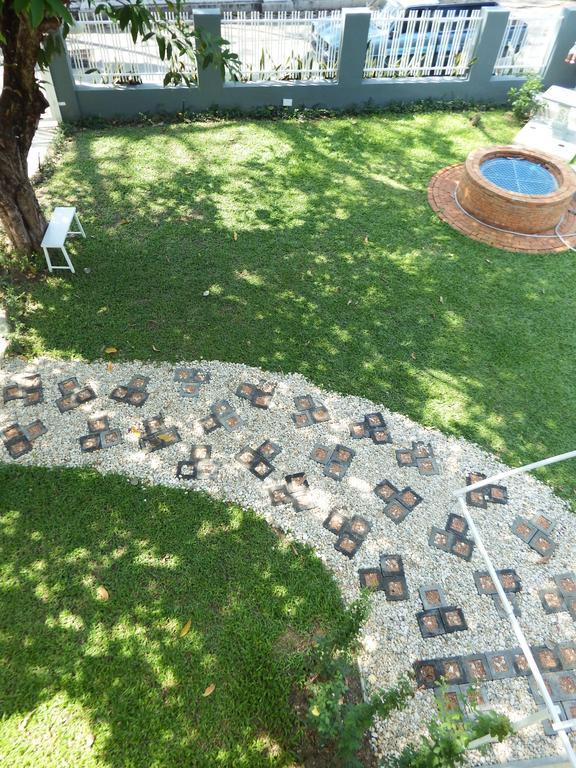 Lada House Bed & Breakfast Lampang Exterior photo