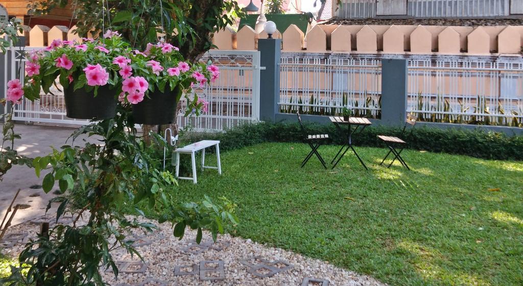 Lada House Bed & Breakfast Lampang Exterior photo