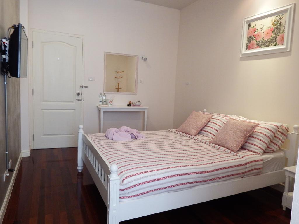 Lada House Bed & Breakfast Lampang Exterior photo